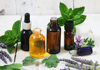 Les Huiles Essentielles Indispensables Pour Un Ete Serein Aroma Zone Les Huiles Essentielles Indispensables Pour Un Ete Serein Aroma Zone