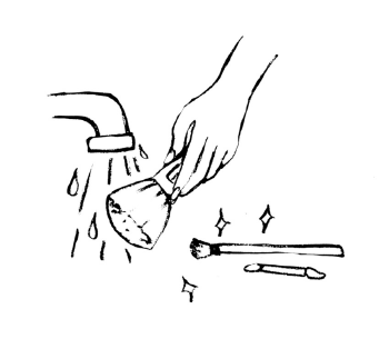 Nettoyez vos pinceaux make up pour éviter de déposer des impuretés sur votre peau et obstruer les pores.