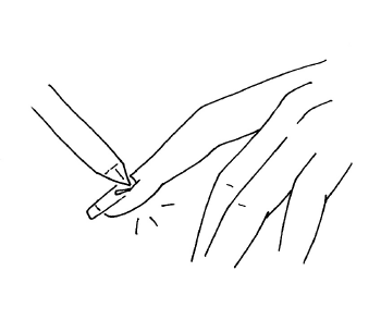 Repoussez et assouplissez les cuticules à l'aide d'un soin nourrissant pour fortifier les ongles et réparer la matrice des ongles.