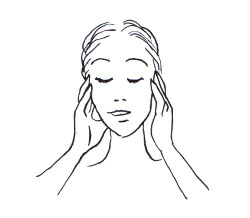 Pratiquez l'auto-massage du visage à l'aide d'un soin anti-âge pour stimuler les muscles et effacer les rides