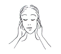 Massez le contour des yeux pour décongestionner la zone, réduire les yeux gonflés et atténuer les cernes et poches sous les yeux