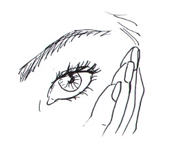 Appliquez une crème hydratante naturellement en cas de contour des yeux déshydraté.